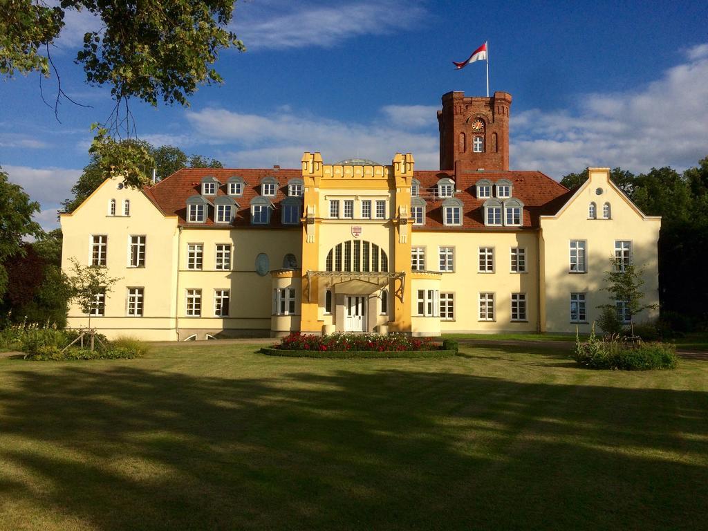Schloss Lelkendorf - Fewo Parkblick Luaran gambar